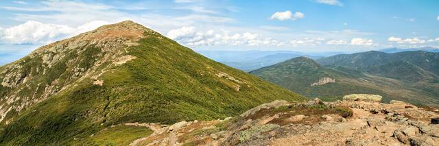 Franconia Ridge Trail in summer to Mt Lafayette from Mt Lincoln